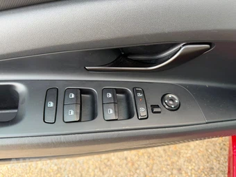 2025 Hyundai Elantra SEL Sport - miniatura 18
