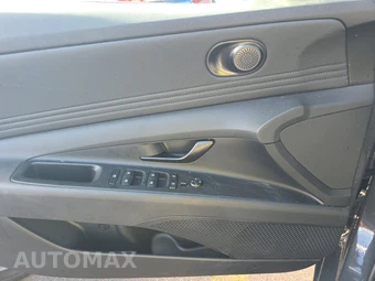 2025 Hyundai Elantra SEL Sport - miniatura 9