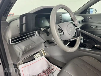2025 Hyundai Elantra SEL Sport - miniatura 10