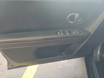 2025 Hyundai IONIQ 5 SE Standard Range - miniatura 9