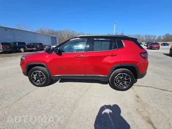 2025 Jeep Compass Trailhawk - miniatura 3