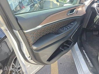 2025 Jeep Grand Cherokee Summit - miniatura 9