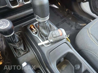 2025 Jeep Wrangler 4 Door Sahara - miniatura 8
