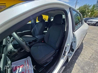 2025 Kia K4 LX - miniatura 3
