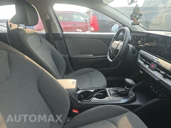 2025 Kia K4 LXS - miniatura 8