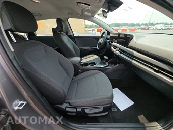 2025 Kia K4 LXS - miniatura 8