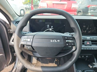 2025 Kia K4 LXS - miniatura 10