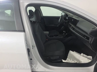 2025 Kia K4 LXS - miniatura 8