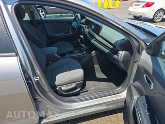 2025 Kia K4 LXS - miniatura 8