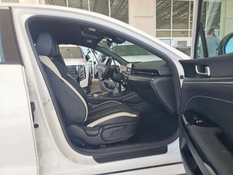 2025 Kia K5 GT-Line - miniatura 15