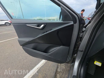 2025 Kia Niro LX - miniatura 9