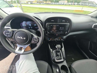 2025 Kia Soul LX - miniatura 10