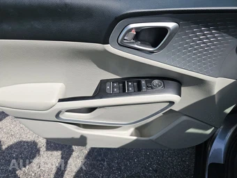 2025 Kia Soul LX - miniatura 9
