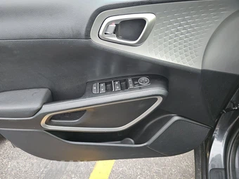 2025 Kia Soul LX - miniatura 9