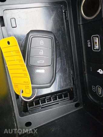 2025 Kia Sportage Plug-In Hybrid X-Line - miniatura 8