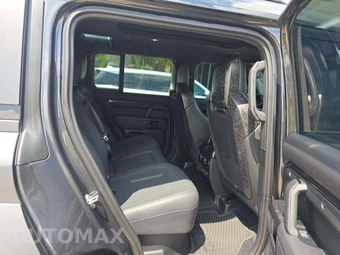 2025 Land Rover Defender 110 OCTA Edition One – miniatura 16
