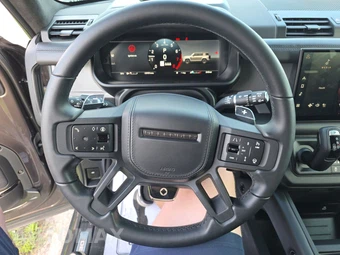 2025 Land Rover Defender 110 OCTA – miniatura 10