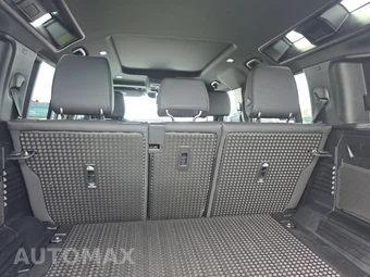 2025 Land Rover Defender 110 S - miniatura 16