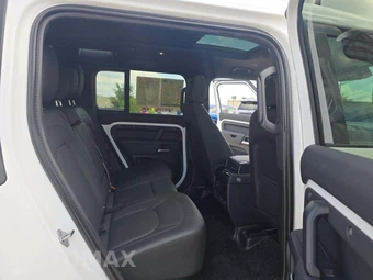 2025 Land Rover Defender 110 S - miniatura 13