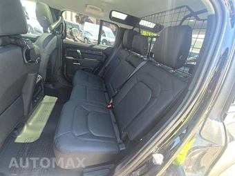 2025 Land Rover Defender 110 S - miniatura 13