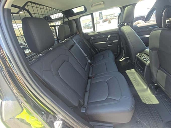 2025 Land Rover Defender 110 S - miniatura 16