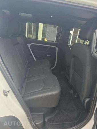 2025 Land Rover Defender 110 S - miniatura 17