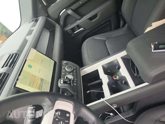 2025 Land Rover Defender 110 X-Dynamic SE - miniatura 9