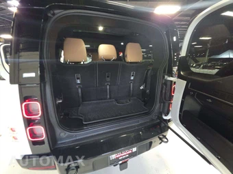 2025 Land Rover Defender 130 V8 - miniatura 12