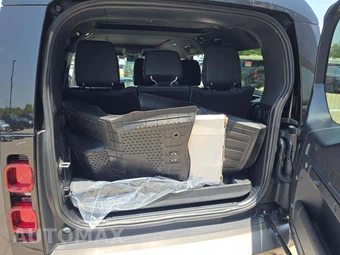 2025 Land Rover Defender 130 X-Dynamic SE - miniatura 15
