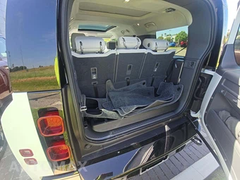 2025 Land Rover Defender 130 X-Dynamic SE - miniatura 12