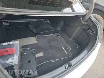 2025 Mercedes-Benz AMG C 43 4MATIC – miniatura 16