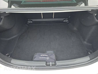 2025 Mercedes-Benz C 300 4MATIC – miniatura 17
