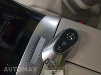 2025 Mercedes-Benz C 300 4MATIC – miniatura 8