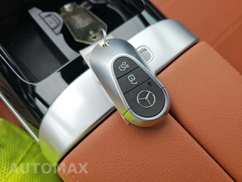 2025 Mercedes-Benz C 300 4MATIC - miniatura 5