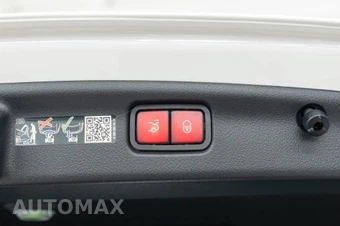 2025 Mercedes-Benz C 300 4MATIC - miniatura 32