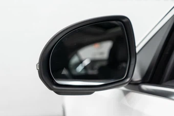 2025 Mercedes-Benz C 300 4MATIC - miniatura 47