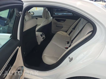 2025 Mercedes-Benz C 300 - miniatura 13