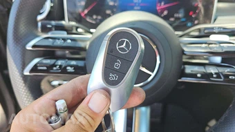 2025 Mercedes-Benz C 300 - miniatura 24