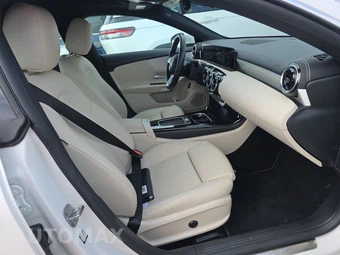 2025 Mercedes-Benz CLA 250 - miniatura 8