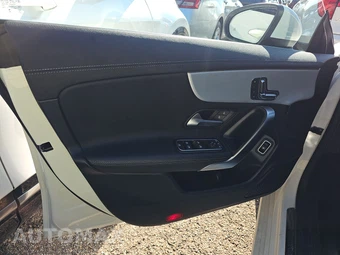 2025 Mercedes-Benz CLA 250 - miniatura 9