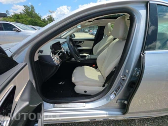 2025 Mercedes-Benz E 350 4MATIC Sedan - miniatura 6