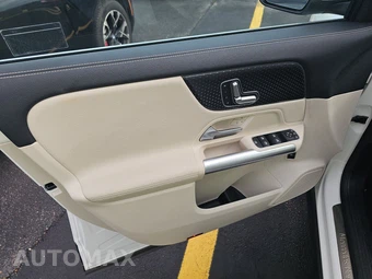 2025 Mercedes-Benz GLA 250 - miniatura 9