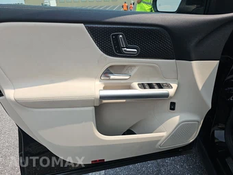 2025 Mercedes-Benz GLA 250 - miniatura 15