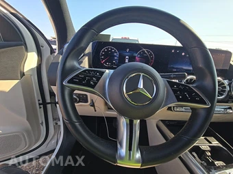 2025 Mercedes-Benz GLA 250 - miniatura 10