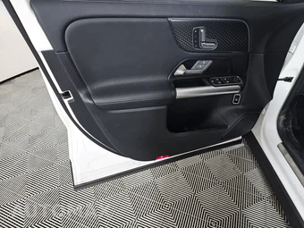 2025 Mercedes-Benz GLA 250 - miniatura 9