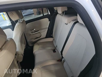 2025 Mercedes-Benz GLA 250 - miniatura 13