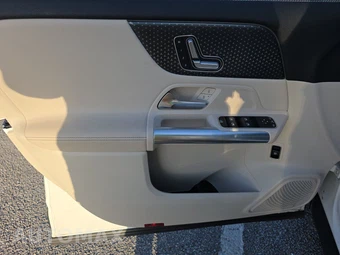 2025 Mercedes-Benz GLA 250 - miniatura 15