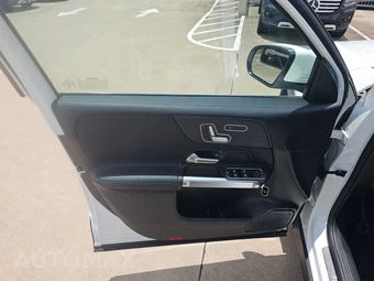 2025 Mercedes-Benz GLB 250 – miniatura 9