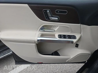 2025 Mercedes-Benz GLB 250 - miniatura 15