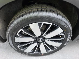 2025 Mitsubishi Outlander - miniatura 4
